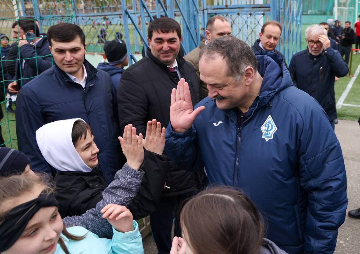 Дагестан это футбольная республика Сергей Меликов в интервью Комсомольской правде раскрыл секрет популярности детского футбола в республике Динамо тот футбольный клуб который у нас сегодня играет в премьер лиге существует с 1927 года То есть детям есть на кого равняться Стадион Динамо в Махачкале на протяжении многих десятилетий был тем привлекательным местом куда не просто со всей Махачкалы приходили дети но и приезжали из ближайших районов чтобы поиграть в мяч подчеркнул глава республики Помимо исторических традиций глава республики назвал системную работу с Российским футбольным союзом ключевым фактором роста популярности футбола в республике Он привел в пример реализацию в Дагестане федеральной программы Футбол в школе Мы к этому подошли очень ответственно Это одна из тех программ которая позволяет молодежь и детей закрепить в Дагестане То есть им надо создать условия в которых им будет интересно интересно учиться интересно развиваться интересно заниматься спортом Не любить футбол наверное сегодня нельзя Футбол создает условия для людей не только заниматься спортом но и увлекаться теми вещами которые сегодня футболу активно сопутствуют какими то медиапроектами какими то семейными проектами какими то другими вещами без которых сегодня футбол немыслим У нас в каждой школе играют в футбол и количество детей участников Школьной футбольной лиги сегодня приближается к 300 тысячам человек отметил глава республики Отдельно глава региона упомянул что финал ШФЛ традиционно проходит в канун Дня Победы В рамках финальных игр проводится товарищеский матч между звездами российского и советского футбола а также командой ветеранов из Дагестана за которую также играют не только знаменитые игроки прошлого но и участники специальной военной операции Сергей Меликов подчеркнул что это является дополнительной мотивацией для ребят мечтающих стать звездами мирового футбола