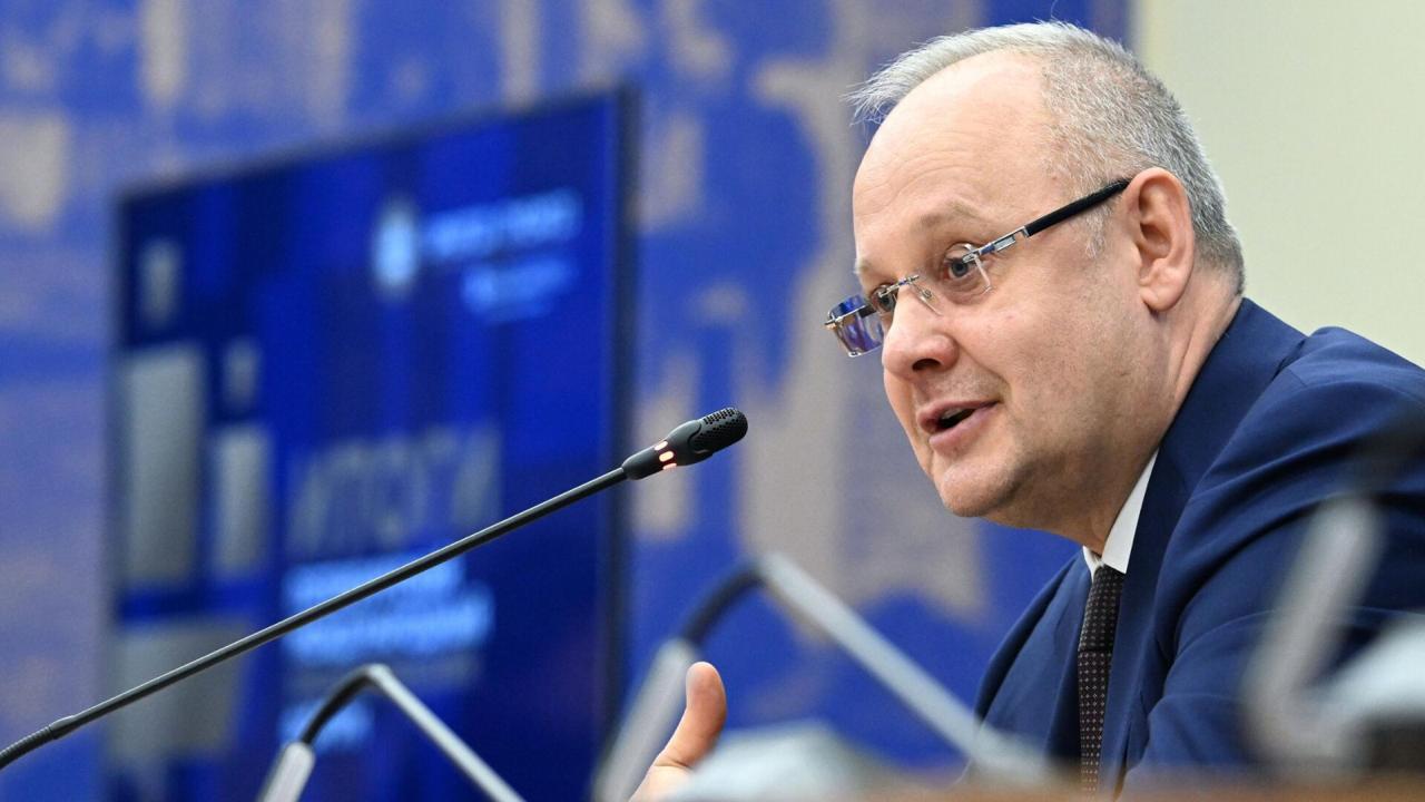 Росконгресс продвигает сотрудничество с 229 партнерами из 90 стран Фонд Росконгресс продвигает сотрудничество с 229 внешнеэкономическими партнерами из 90 стран Главы государств входящих в ШОС приняли решение уполномочить руководство Секретариата ШОС и Фонда Росконгресс подписать меморандум о взаимопонимании Росконгресс создан в соответствии с решением президента РФ Владимира Путина в 2007 году Это крупнейший организатор общероссийских международных конгрессно выставочных деловых общественных молодежных спортивных мероприятий событий в области культуры заявил советник президента РФ Антон Кобяков на церемонии подписания в Пекине Совместная работа будет полезной для развития общих коммуникационных площадок международного уровня в целях стимулирования межгосударственного взаимодействия Мы лишь выразим надежду что деньги налогоплательщиков РФ не будут потрачены на местные коррумпированные элиты Результаты мы видим на Украине и всем постсоветском пространстве в целом
