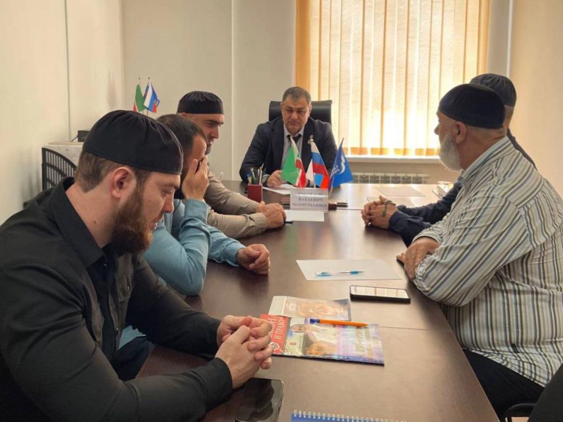 В Серноводской местной общественной приемной Председателя Партии «Единая Россия» Д.А. Медведева в Чеченской Республике прошел прием граждан депутата Парламента ЧР Имам-Али Махмутхажиева, где основное внимание уделялось вопросам материнства и детства. Присутствовали на приеме также председатель Совета депутатов Серноводского района Али Нагаев, глава города Серноводское Эрзо Улубаев, глава администрации Серноводского городского поселения Арсен Магоматов. В условиях увеличения взаимодействия такой формат общения сегодня стал особенно актуальным. Граждане могли задавать вопросы о поддержке семей с детьми, социальных льготах и пособиях. Имам-Али Махмутхажиев подчеркнул важность диалога между населением и властью для выявления проблем и поиска их решения, также избиратели обратились к депутату с просьбой оказать содействие в благоустройстве дороги по улице Чапаева в г. Серноводское. Депутат заверил, что все поднятые вопросы будут тщательно рассмотрены и в ближайшее время найдут своё решение.
