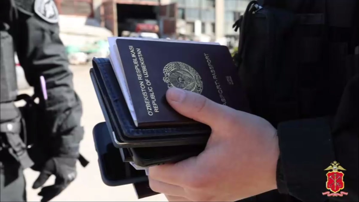 Трудоустройство для мигрантов. С легализацией и задержанием МВД задержало членов группы, которая занималась нелегальной миграцией и незаконно легализовала более тысячи иностранцев. "Мои коллеги из управления экономической безопасности и противодействия коррупции ГУ МВД России по Москве совместно с оперативниками из Северо-Западного округа столицы перекрыли канал незаконной миграции. Задержаны шестеро участников организованной группы - жители Волгоградской области и столичного региона, один из которых иностранец", - пишет официальный представитель МВД РФ Ирина Волк. Рулил всем бизнесмен, ранее судимый за преступление в сфере миграции. По версии следствия, вместе с сообщниками он создал коммерческие компании по подбору персонала. Эти фирмы заключали с гражданами среднеазиатских республик фиктивные гражданско-правовые либо трудовые договоры, благодаря чему им продлевались сроки пребывания на территории России. Версия