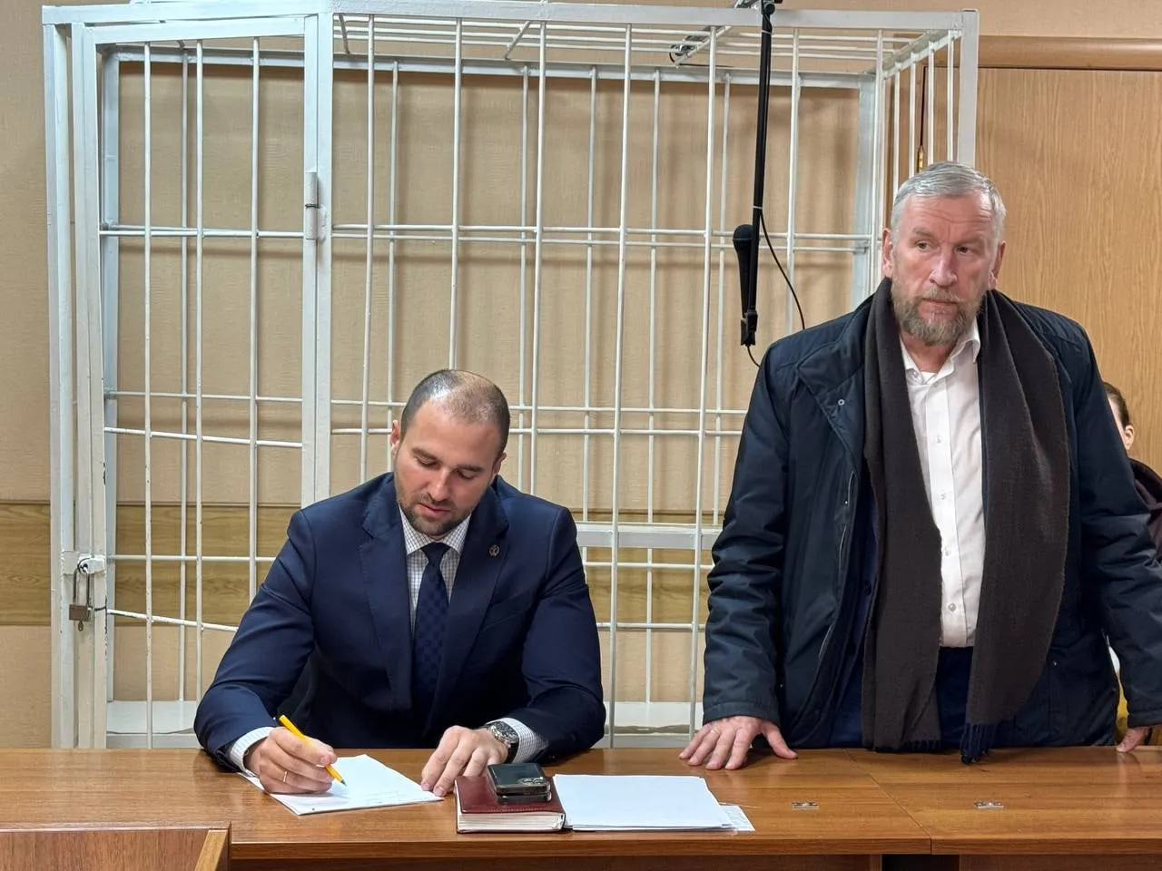 Имущество на 1 2 млрд арестовали у крупного новосибирского застройщика Новосибирский областной суд наложил арест на имущество основателя строительной группы компаний Дискус бывшего депутата горсовета Новосибирска от Единой России Алексея Джулая Решение принято по апелляционной жалобе которую прокуратура подала на постановление Октябрьского райсуда ранее арестовавшего имущество на вдвое меньшую сумму Прокуратура просила арестовать активы находящиеся в собственности подконтрольных Джулаю компаний Дискус Строй Дискус плюс ТО М Меркурий и Новосибирский рыбзавод Алексея Джулая обвиняют в мошенничестве в особо крупном размере по ч 4 ст 159 УК и отмывании доходов пункт б ч 4 ст 174 1 УК По версии следствия в 2019 2023 годах он потратил деньги членов жилищно строительных кооперативов созданных для возведения домов Плющихинского жилмассива Новосибирска на цели не связанные со строительством Общий ущерб оценивается как раз в 1 2 млрд рублей Следствие говорило о более 800 потерпевших Джулай владеет компаниями ООО Дискус Строй и ООО Дискус Инвест и в целом выступает бенефициаром группы компаний Дискус Всего застройщик упоминается в ЕГРЮЛ как учредитель 23 фирм Алексей Джулай долгое время был депутатом горсовета Новосибирска от Единой России Подписаться Прислать новость Помочь бустами