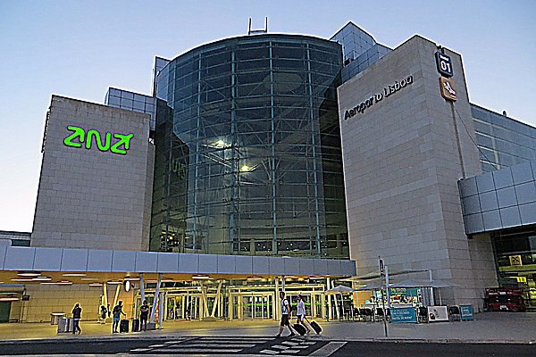 Всеобщая забастовка в Португалии привела к отмене поездов и авиарейсов Всеобщая забастовка в Португалии инициированная профсоюзами в знак протеста против планов властей внести поправки в трудовое законодательство вызвала перебои в работе транспорта Об этом сообщает Интерфакс со ссылкой на Associated Press Государственная железнодорожная компания предупредила о перебоях в движении поездов Сотни авиарейсов отменены Лиссабонский метрополитен приостановил работу до утра пятницы Забастовка также привела к закрытию школ aviaru net n290746