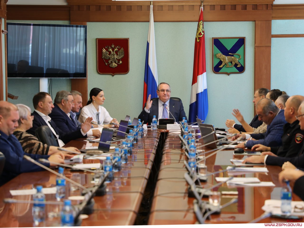 Порядок избрания глав округов в Приморье планируют уточнить ℹ Комитет по региональной политике ЗСПК поддержал инициативу прокуратуры о внесении изменений в краевой закон регулирующий порядок избрания глав муниципальных и городских округов  Комитет рекомендовал рассмотреть законопроект в трёх чтениях на заседании Законодательного Собрания Приморского края 17 декабря Нововведения позволят устранить правовой пробел и сделать процедуру избрания глав округов более чёткой и прозрачной Полностью читайте на нашем сайте Подписывайтесь на новости парламента Приморья