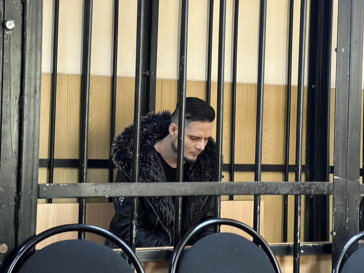 Треш-стримера из Волгограда Павла Прокудина приговорили к 2,5 годам колонии-поселения.  Прокудина осудили за оскорбление мусульман и участников СВО. Ранее он неоднократно неадекватно вел себя во время прямых эфиров.   Треш-стример также заявлял, что мечтает переехать в Америку, а еще обливал пивом собутыльника.    Подписаться на «Короче, Волгоград»