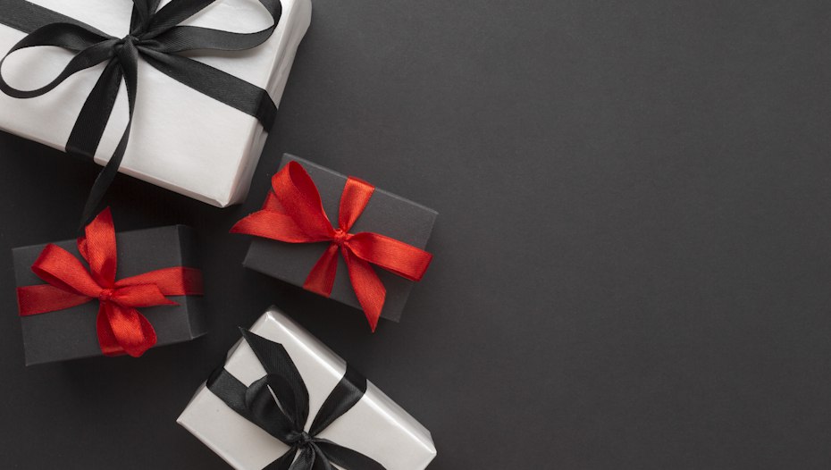 Принимать подарки на 23 февраля и 8 марта стало очень опасно В преддверии Дня защитника Отечества и Международного женского дня в России традиционно активизируются мошенники использующие праздничную тематику для обмана граждан Злоумышленники маскируются под сотрудников служб доставки крупных сетевых магазинов маркетплейсов и цветочных салонов их схема обмана строится на психологическом давлении и попытке заставить человека сообщить конфиденциальные данные Также фиксируется рост фишинговых рассылок с предложениями праздничных скидок и сообщениями о выигрышах в несуществующих акциях цель которых выманить персональные данные и реквизиты карт Чтобы не попасться на уловки эксперты советуют не переходить по ссылкам из незнакомых сообщений не сообщать коды и данные карт пользоваться только официальными приложениями и проверять информацию об акциях через официальные каналы компаний iguides