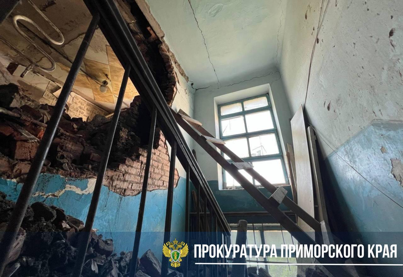 Бойлер разнес стену многоквартирного дома в Спасске Дальнем в Приморском крае, рванув из-за разгерметизации, сообщили в прокуратуре. ЧП произошло в одной из квартир. К счастью, никто не пострадал. Всех жителей эвакуировали. Заря Новости - Подписаться