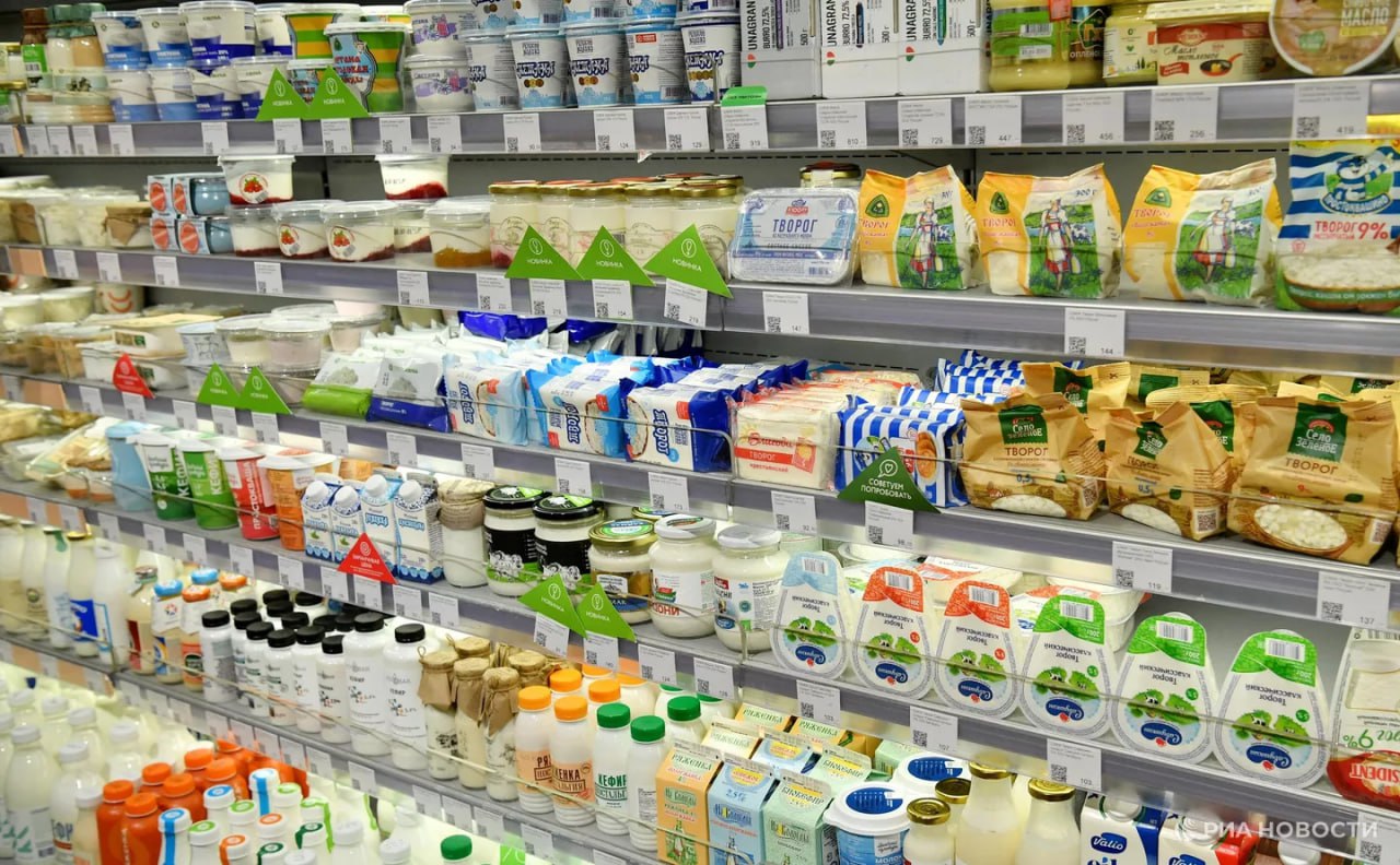 Продажи просроченной молочной продукции с мая 2024 года сократились в 122 раза рассказал в интервью РИА Новости председатель совета директоров ЦРПТ Михаил Дубин С этого момента для этой категории товаров начал действовать разрешительный режим По словам Дубина доля фальсификата в этой категории продукции с сентября 2024 года снизилась с 30 до 0 01 Подписаться на РИА Новости экономика Все наши каналы