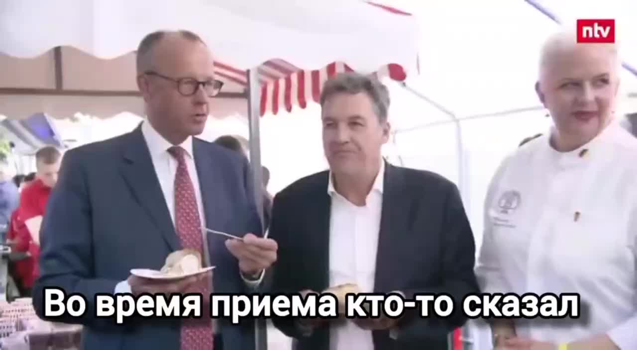 Мерц уронил торт на мероприятии после упоминания Путина