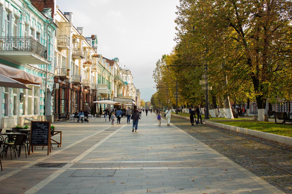Сразу три города будут представлять Северный Кавказ в конкурсе «Культурная столица 2027 года» Это Владикавказ, Нальчик и Ставрополь. 1 На первом этапе городам нужно презентовать свою культурную деятельность. 2 На втором участники готовят проекты программ, которые планируют реализовать в качестве культурной столицы года. Победителя объявят в декабре. Болеем за наши региональные столицы! Фото: Эмма Марзоева, Татьяна Свириденко/ТАСС, Алексей Гусев /Фотобанк Лори Это Кавказ. Настоящий.