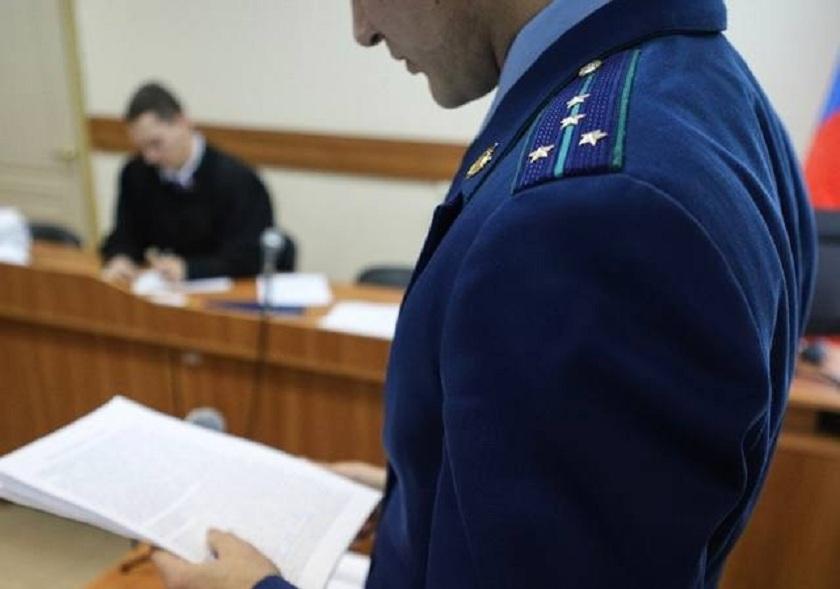 В Кировской области мать оставила ребёнка в опасности и заплатила 100 тысяч В декабре 2023 года 42-летняя женщина выпивала и оставила малолетнего сына одного в квартире на улице Советской. Температура в помещении не превышала 10 градусов, на окнах была наледь, торчали оголённые провода, также в помещении находились две собаки. Мать лишили родительских прав, ребёнка передали на попечение государства, а женщину обязали выплатить 100 тысяч рублей моральной компенсации в пользу ребёнка.