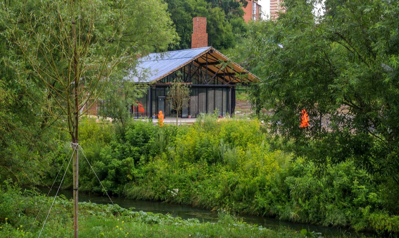 18 млн потребовал город у строителей незавершённого парка «Каменка»  Новосибирск намерен через суд взыскать 18 млн рублей с подрядчика, который строил уникальный заливной парк «Каменка» в Дзержинском районе. Сейчас компания проходит процедуру банкротства. В качестве кредитора в дело решила вступить и «Дирекция городских парков».  Как сообщили в учреждении, до этого арбитраж Новосибирской области рассматривал иск к ООО «Проектно-строительная корпорация «Развитие» о взыскании средств на благоустройство в пойме реки Каменки по договору 2021 года. Муниципалитет рассчитывал получить 12,7 миллиона рублей неосвоенного аванса и 4,8 миллиона рублей пени за отставание от плана работ, но оперативно это сделать не удалось. 2 октября суд вернул заявление «Дирекции городских парков».  Теперь она будет отстаивать права муниципалитета в рамках другого дела — о несостоятельности подрядчика  №А45-31321/2024 . 5 ноября суд признал обоснованным заявление о банкротстве ООО «ПСК «Развитие» и вынес определение о введении в нём процедуры наблюдения.  «После этих решений 15 ноября „Дирекция городских парков“ направила в суд заявление о включении в реестр требований кредиторов упомянутых 12,7 миллиона, пени за нарушение сроков — 5 миллионов и процентов за пользование чужими денежными средствами — 457,9 тысячи рублей»,  — отметили в организации.  В учреждении напомнили, что на объекте у Каменки мэрии пришлось начать процедуру смены компании из-за того, что она не укладывалась в график. Несмотря на неоднократные замечания к проектно-строительной корпорации, завершить работы в срок у неё не получилось. Сейчас департамент культуры, спорта и молодёжной политики мэрии готовит техзадание для корректировки проекта. После внесения изменений в документ нового подрядчика обяжут достроить парк в 2025 году.