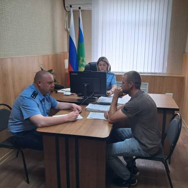 Прокуратурой Новокубанского района проведен прием граждан по вопросам исполнительного производства в Новокубанском РОСП ГУФССП России по Краснодарскому краю В часы приема граждан в Новокубанском районном отделении судебных приставов ГУФССП России по краю, заместителем прокурора района Владимиром Киреевым совместно с руководствомслужбы судебных приставом проведен прием граждан по вопросам исполнительного производства. В ходе приема была оказана помощь гражданам социально незащищенной категории в оспаривании судебных актов о взыскании задолженности с которой они не согласны, даны разъяснения действующего законодательства по вопросам исполнения требований исполнительных документов. Прием граждан по вопросам исполнительного производства прокуратурой района совместно с руководством Новокубанского РОСП проводится еженедельно в четверг с 14.00 до 16.00 в подразделении службы судебных приставов.