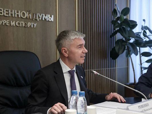 В Госдуму внесен инициированный Единой Россией законопроект о расширении возможностей для создания студенческих спортивных лиг В Госдуму внесен законопроект инициированный Единой России и направленный на расширение возможностей для создания студенческих спортивных лиг Среди авторов законопроекта председатель комитета Госдумы по физической культуре и спорту Олег Матыцин замруководителя фракции Единая Россия в Госдуме Евгений Ревенко Ревенко подчеркнул что поправки в закон О физической культуре и спорте решают ряд организационных проблем с которыми сталкиваются федерации и Российский студенческий спортивный союз РССС при создании студенческих лиг Сейчас создано 37 но только по олимпийским видам спорта зарегистрировано 47 общероссийских федераций При этом у видов массового спорта которые не относятся к олимпийским пока нет студенческих лиг указал Ревенко ergosdumaofficial