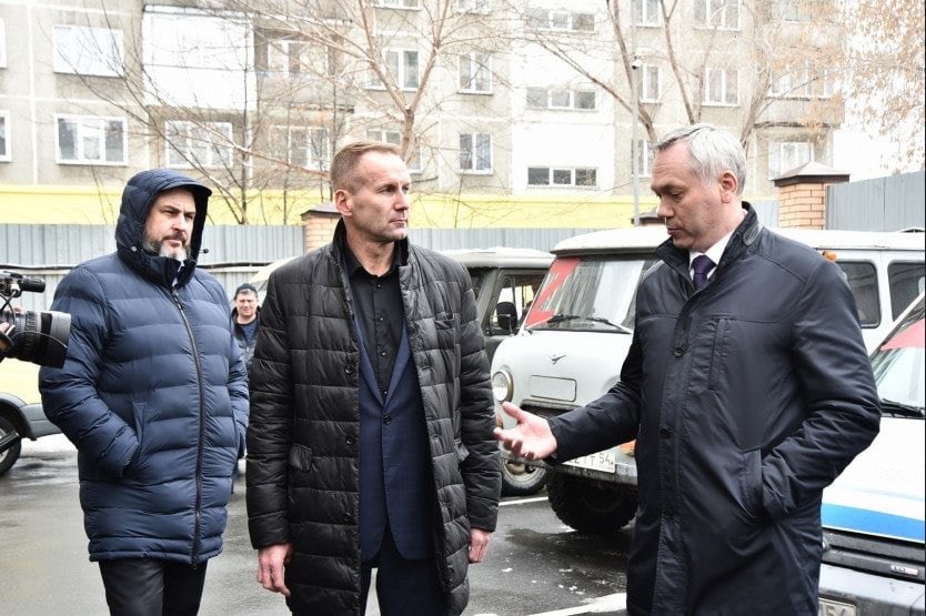 Новосибирского губернатора и его первого зама потребовали вызвать в суд по уголовному делу Центральный районный суд Новосибирска начал рассматривать уголовное дело главы государственной «Корпорацации развития Новосибирской области» Александра Зырянова. Прокурор требовала закрыть заседание от СМИ под предлогом коммерческой тайны, но суд не устроили её объяснения, поэтому процесс начали в открытом режиме, сообщила защита Зырянова «Сибирскому экспрессу». На первом заседании адвокаты Зырянова подали ходатайства о вызове в суд губернатора Андрея Травникова «Единая Россия» , первого вице-премьера региона Владимира Знаткова и министра экономического развития области Льва Решетникова, передаёт «КоммерсантЪ-Сибирь». Зырянову, который находится в СИЗО уже год, вменяют четыре эпизода получения взяток в особо крупном размере ч. 6 ст. 290 УК и одно покушение на взятку ч. 3 ст. 30, ч. 6 ст. 290 УК . По делу также проходит директор подконтрольного облправительству АО «УК „Промышленно-логистический парк“» ПЛП Александра Гоманова, которого обвиняют в посредничестве во взятках ч. 4 ст. 291.1 УК . Гоманов — под домашним арестом, он признал вину. Руководители ООО «Техстрой-НСК» Рамиль Муслимов и ООО «Стройтех» Артём Муслимов, как считает следствие, передали Зырянову более 20 млн рублей. Гендиректор АО УК «Биотехнопарк» Александр Иванов и его заместитель Денис Петрушкин — ещё 1,5 млн, а китайский инвестор Цюй Фэй — якобы ещё 30 млн за подключение его объекта к инженерным сетям силами «Промышленно-логистического парка». Зырянов отрицает все обвинения, заявляя об оговоре. Подписаться Прислать новость Помочь бустами