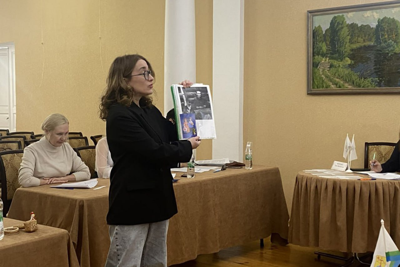 В Кировской области впервые аттестовали гида переводчика Елена Мишутинская успешно прошла аттестацию сначала на русском а затем на английском языке Теперь она сможет проводить экскурсии для иностранных туристов делиться с ними знаниями о нашем крае Аттестация экскурсоводов проходит в два этапа тест и практика Это часть национального проекта Туризм и гостеприимство который помогает повышать качество услуг По итогам прохождения аттестации гиды получают идентификационную карточку и право на работу с туристическими группами на 5 лет Как вы считаете какие места в нашем регионе было бы интереснее всего показать иностранным гостям Подписывайтесь на канал Кировской области в MAX