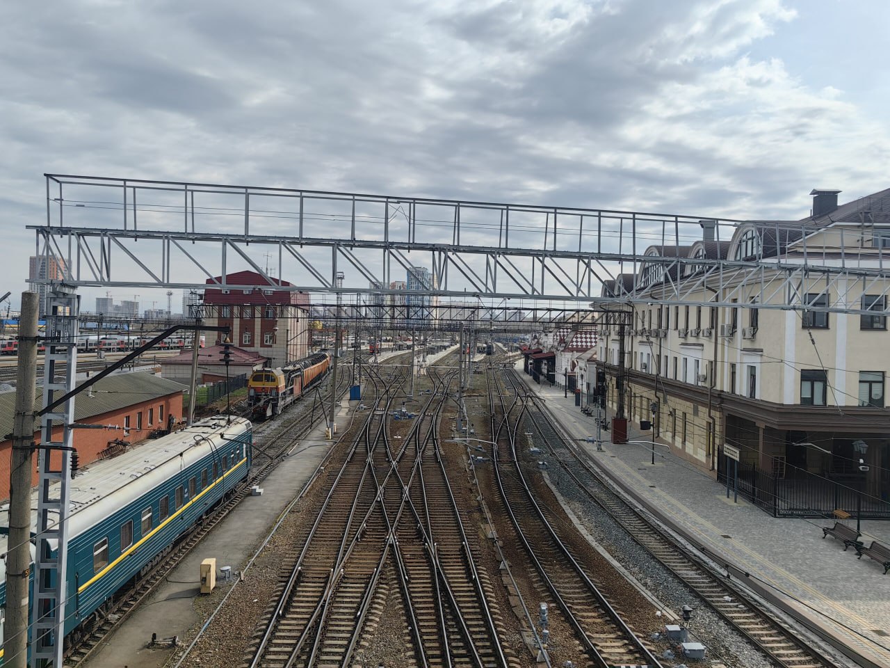 В Свердловской области проходят учения на объектах железнодорожного транспорта Цель учений — отработка действий по пресечению преступлений террористической направленности. Они проходят в Каменске-Уральском и Богдановиче с 24 по 26 июня. В учении принимают участие сотрудники правоохранительных органов, экстренных служб, а также представители органов исполнительной власти и местного самоуправления. УФСБ России по Свердловской области убедительно просит местных жителей и гостей сохранять спокойствие, выполнять указания сотрудников правоохранительных органов и при необходимости оказывать содействие силам правопорядка. Борис Ярков, «Областная газета» Подписаться на «ОГ» Прислать новость Поддержать канал
