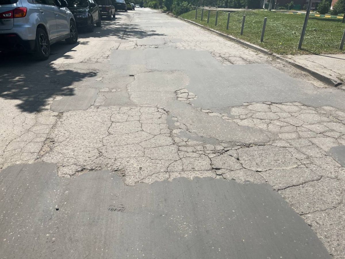 Ямы залатали, осадок остался: Состояние дороги на 2-м проезде Металлургов на сегодняшний день     Жители МКД на 2-м проезде Металлургов уже много лет добиваются капитального ремонта дороги. Но из-за того, что участок находится в собственности жильцов, городская администрация не имеет права проводить там ремонтные работы. А у людей нет возможности реконструировать проезжую часть за свой счет.  ↗  Прислать новость   Подписаться