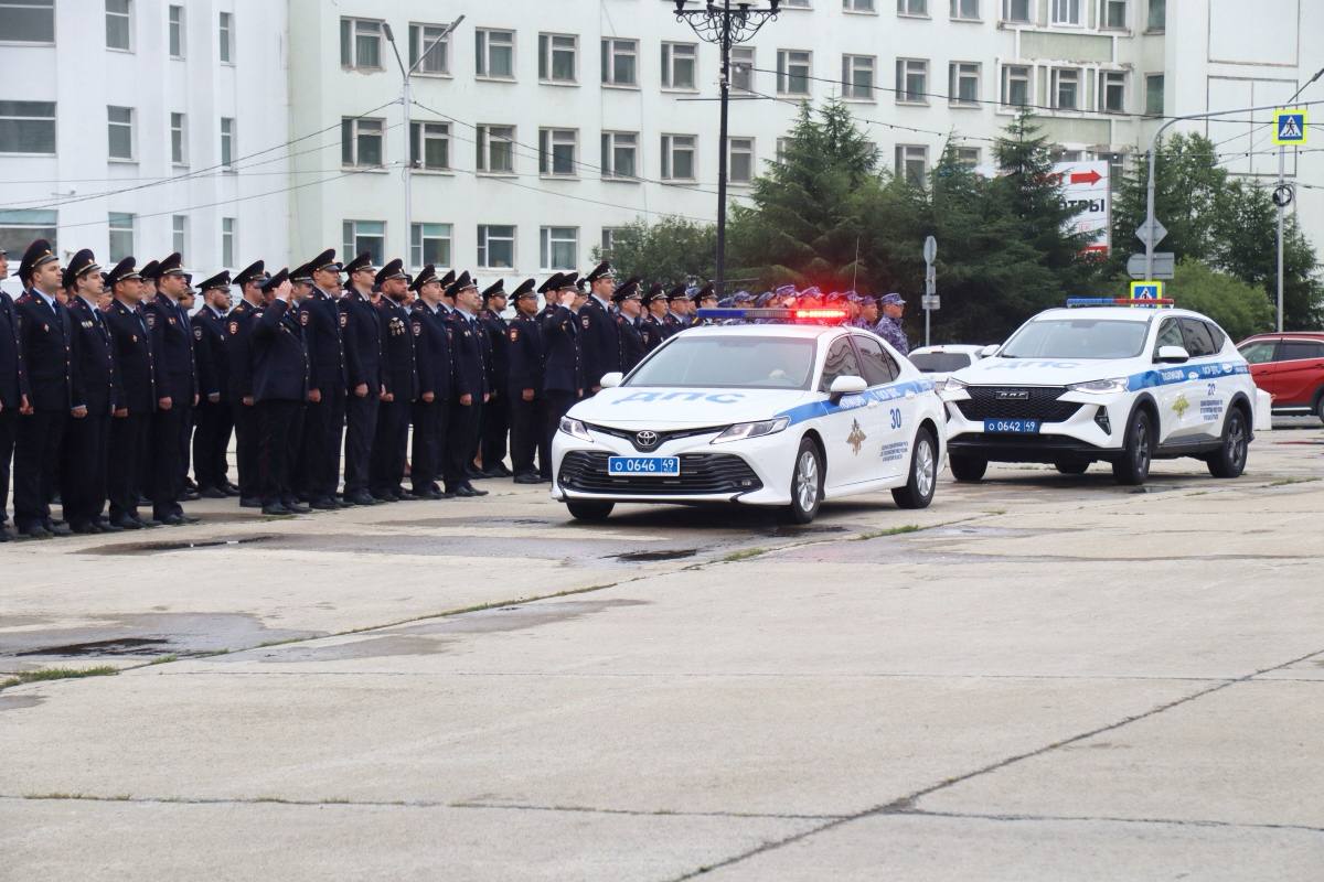 На Соборной площади прошел торжественный гарнизонный развод личного состава органов внутренних дел. Его приурочили к 71-й годовщине со дня образования Магаданского областного УМВД. Лучшим сотрудникам перед строем вручили награды и звания. Благодарю личный состав управления за добросовестную службу и высокий профессионализм.
