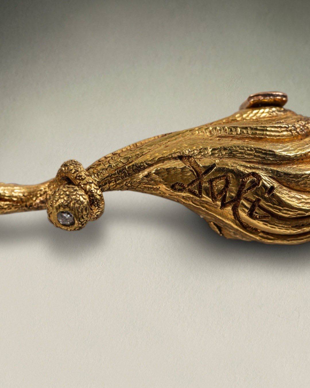 На аукционе Sotheby s в Париже продали одно из самых редких украшений XX века колье Swirling Sea Сальвадора Дали Созданное по рисунку 1951 года оно воплощало идею золота и излишеств как называл свою страсть сам Дали Золотые волны с бриллиантовыми гребнями переходят в водопад из жемчуга сапфиров и изумрудов А в центре барочный жемчуг Колье из коллекции семьи Шлюмберже одной из самых влиятельных династий XX века удвоило эстимейт и ушло за 736 600 евро после ожесточенных торгов Довольно занятно что в нем же и вела аукцион аукционистка Орели Вандевурд Журнал Москвичка теперь и в Maх Подписывайтесь