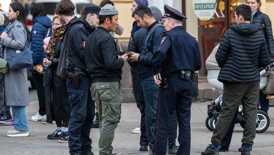 Число мигрантов в Петербурге с начала года сократилось на 24 сообщил первый зампрокурора Виктор Винецкий Речь идёт об иностранных гражданах и лицах без гражданства поставленных на миграционный учет По словам Винецкого в этом году мигранты совершили около 2000 преступлений Отмечен рост числа снятых с учета граждан на 20 2 и снижение выдачи разрешений на проживание и видов на жительство Полиция Северной столицы активизировала выявление незаконной миграции и проводит оперативно профилактические мероприятия Например сегодня стражи порядка провели рейд на Сенном рынке Правоохранители проверили 150 иностранцев у 21 мигранта выявили нарушения режима пребывания в стране Михаил Тихонов ДП Подписаться на DP RU