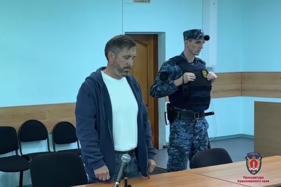 ‍  «Причинил ущерба на 11 миллионов»: в Канске депутат отделался «условкой» за мошенничество при тушении пожара  Суд признал депутата городского совета и руководителя компании «Регион 24» Андрея Петрова виновным в мошенничестве. В прокуратуре напомнили, что преступление связано с тушением пожара на полигоне лигнинохранилища.  Проверка правоохранительных органов показала, что в марте 2023 года мэрия заключила с фирмой чиновника муниципальный контракт на ликвидацию очагов возгорания с использованием золошлакового материала и предотвращения ЧС. К  Согласно условиям договора, качественный материал нужно было приобрести у филиала «Канской ТЭЦ» и доставить его за 37 километров. Однако Петров поручил использовать в тушении золу с котельной «ЖКХ "Чечеульское"», расположенной в десяти километрах от полигона.  Подробнее — на сайте.   : мэрия