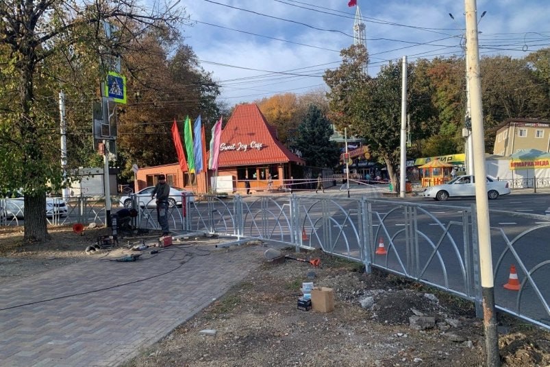 Всё! Прохода нет! Пешеходный переход перекрыли забором у входа в парк Победы Ставрополя  На фотографии видно, как рабочие устанавливают пролёты ограждения на перекрестке Шпаковская — 50 лет ВЛКСМ.    Ранее на этом участке изменили схему движения.     В пресс-службе администрации Ставрополя не смогли оперативно прокомментировать новый порядок проезда перекрестка.  Фото: Нетипичный Ставрополь    Ставрополье. Главное