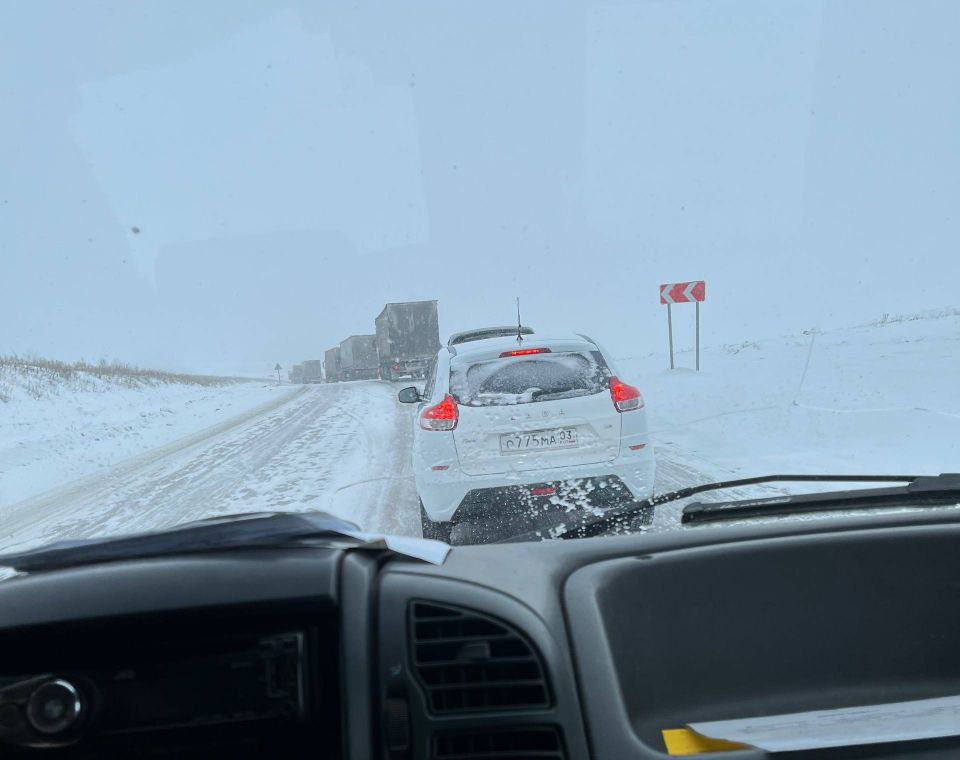 Затор образовался на трассе в Мухоршибирском районе Движение затруднено на федеральной трассе Байкал На Тугнуйском перевале усиливается снегопад Дорожникам уже сообщили о ситуации поделились в группе Тарбагатай инфо 24 7 Работает техника на подсыпке Будьте внимательны и осторожны Воздержитесь от поездок говорится в сообщении Канал Ариг Ус в MAX