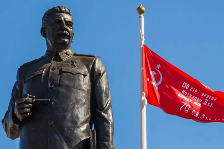 Сталин поставил руководство Хакасии перед референдумом Глава Хакасии Валентин Коновалов сообщил что члены одной из общественных организаций просят выделить в Абакане земельный участок для установки памятника И Сталину Подчеркнув роль советского вождя в истории глава региона тем не менее посоветовал организовать народное голосование по данному вопросу Напомним бум увековечивания памяти генералиссимуса наблюдается уже какое то время в разных регионах В лидерах Вологодская область где подумывают установить уже третий монумент Исключением пока пожалуй стала только ситуация в Екатеринбурге Здесь комиссия по топонимике после бурных дебатов отправила заявку об установке бюста Сталина на доработку