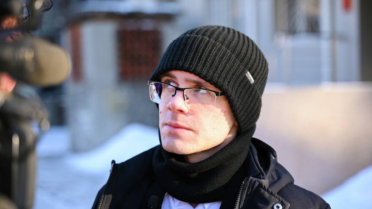 Не знал что запрещено суд пересматривает дело осужденного студента с редкой болезнью В краевом суде началось заседание по апелляционной жалобе в рамках резонансного дела Андрея Морозцева В ноябре студент с редким заболеванием был приговорен к пяти годам колонии строгого режима за то что заказал препарат из Индии Защита настаивает на пересмотре сурового решения суда По словам Андрея на момент оформления заказа он не подозревал что армодафинил имеет связь с модафинилом веществом ограниченным в обороте Первая посылка с лекарством была получена без каких либо проблем через почтовую службу Задержание произошло лишь после прибытия второй международной бандероли Прочитать статью полностью Подписаться на DVHAB   Написать в DVHAB