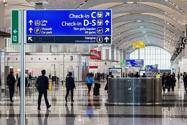 Аэропорт Стамбула установил рекорд по суточному пассажиропотоку среди европейских авиахабов  Стамбульский аэропорт объявил о новом рекорде по пассажиропотоку за один день среди европейских авиагаваней: в минувшее воскресенье он обслужил 272 132 путешественника. Предыдущий наибольший показатель принадлежал лондонскому Хитроу  268 тыс. человек  и был зафиксирован 30 июня 2024 года. Об этом пишет сетевое издание Buying Business Travel Russia.  Напомним, ранее в этом году аэропорт Стамбула запустил третью взлетно-посадочную полосу. Это позволило хабу расширить свою почасовую пропускную способность со 120 до 148 рейсов. А 18 июля аэропорт стал рекордсменом по наибольшему количеству ежедневных перелетов — 1695.  aviaru.net/n286106