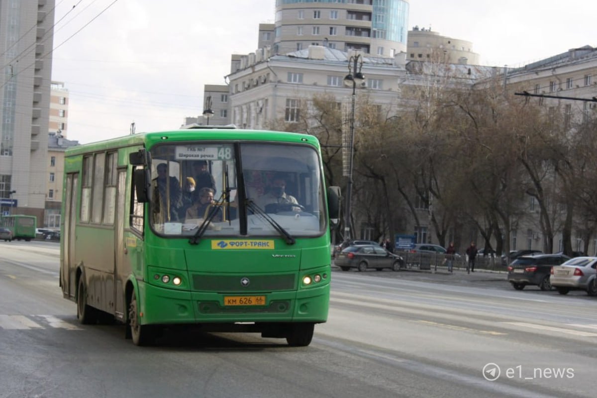 Перевозчика, который отвечает за маршруты № 48 и № 92 оштрафовали на 240 тысяч рублей.  Это компания «Форт-Транс». Проблемы были с 7 до 8 утра 17 и 18 февраля у первого маршрута, тогда сотня людей не могла уехать с Широкой Речки.   У второго маршрута 15 и 16 февраля было мало автобусов на линии  это выходные дни . Также перевозчика наказали за то, что в салоне грязно.  Теперь у компании есть 6 дней на погашение штрафа. Для сравнения: до введения брутто-контрактов штрафы перевозчикам не превышали 100 тысяч в месяц.  — На изменение ситуации необходимо время. За счет брутто-контрактов перевозчики начали получать стабильное финансирование, которое смогут направить на пополнение штата, ремонт и обновление транспортного парка, — ответил директор департамента транспорта Игорь Ощепков.  Справедливый ли штраф?   — да, в дальнейшем перевозчики исправятся   — нет, слишком большая сумма за такие нарушения