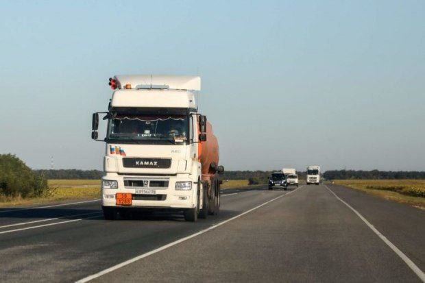 С 20 мая по 31 августа в Волгоградской области будет ограничено движение большегрузов по региональным и межмуниципальным дорогам. При значениях дневной температуры воздуха выше 32 градусов проезд будет запрещен с 10:00 до 22:00. Ограничение введено для сохранения дорожного покрытия и для обеспечения безопасности участников дорожного движения. #АдминистрацияКамышина #Безопасность