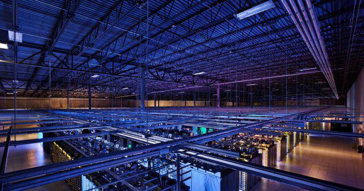 В Каракалпакстане стартует новый этап цифрового развития создание особой зоны для проектов в сфере искусственного интеллекта и дата центров Президент поручил превратить этот регион в пространство для крупных цифровых инвестиций где ИИ облачные технологии и высокопроизводительные вычисления смогут развиваться без бюрократических барьеров Иностранные компании готовые вложить 100 млн и больше получат полное освобождение от всех налогов и пошлин НДС таможенных сборов налога на прибыль имущество и землю до 2040 года Дивиденды для иностранных инвесторов облагаются по ставке 0 Электроэнергия для проектных объектов будет стоить 0 05 за кВт ч один из самых низких тарифов в регионе Государство берёт на себя строительство всей внешней инфраструктуры подвод электричества дорог воды газа и оптических линий связи если инвестор вкладывает не менее 25 собственных средств Проекты реализуются по принципу fast track проектирование закупка и строительство ведутся параллельно Земельные участки выделяются напрямую решением Кабинета Министров Каракалпакстана Инвесторам разрешено проводить прямые международные платежи поставщикам и подрядчикам без участия местных банков что избавляет от валютных ограничений и ускоряет расчёты Льготы распространяются не только на ИИ но и на высокопроизводительные вычисления HPC и криптоиндустрию Это часть стратегии по созданию в Узбекистане собственной экосистемы искусственного интеллекта и формированию регионального кластера дата центров pulatovkh