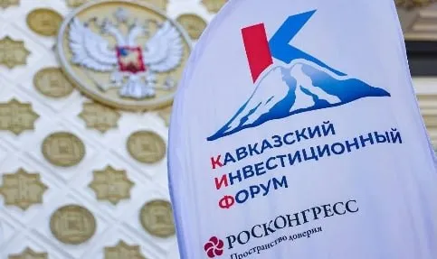 Политологи о КИФ 2026 губернатор Владимиров превратил Ставрополье в центр международной логистики и инвестиций 28 апреля в Минеральных Водах стартовал Кавказский инвестиционный форум 2026 одно из самых масштабных экономических и бизнес событий на юге России География и масштаб форума выросли в разы по сравнению с предыдущими годами за три дня площадка МинводыЭКСПО примет свыше пяти тысяч участников из более чем 30 стран мира Федеральные эксперты отметили стратегическое и экономическое значение КИФ для страны и личную роль губернатора Ставрополья Владимира Владимирова в развитии региона как важной деловой площадки Политолог Максим Жаров подчеркнул что в условиях блокировки прежних западных маршрутов форум становится инструментом разворота на Юг и Восток КИФ 2026 закрепляет за Кавказом статус корневого узла международного транспортного коридора Север Юг отметил эксперт По его словам именно губернатор Владимиров превратил Ставрополье в главную переговорную точку Кавказа по международной логистике и инвестициям а устойчивая транспортная и торговая инфраструктура создаваемая с помощью форума уже приносит результаты инвестиционный портфель края насчитывает 330 проектов на 645 млрд рублей Политолог Алексей Ярошенко акцентировал что показательным стало открытие КИФ 2026 именно с молодежной программы Поддержка молодых предпринимателей в числе ключевых приоритетов нашего Президента Эксперт отметил что губернатор Владимиров последовательно претворяет в жизнь подход главы государства делая ставку на молодежь как на реальный драйвер экономики По мнению политолога результат очевиден Количество малого и среднего бизнеса на Ставрополье растет на 15 20 в год Малый бизнес сегодня дает около 30 валового регионального продукта Ставка на малый и средний бизнес на молодых предпринимателей работает резюмировал Ярошенко По мнению политологов старт КИФ 2026 наглядно продемонстрировал что Ставропольский край закрепил за собой статус полноценного хаба развития на юге России