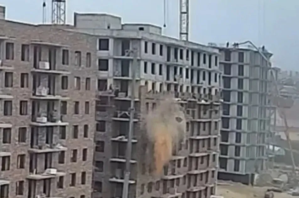 Двое рабочих упали с высоты шестого этажа в Бурятии В Октябрьском районе Улан Удэ произошёл несчастный случай на строительной площадке многоквартирного дома Как сообщили КП Иркутск в прокуратуре Бурятии 8 мая 2026 года около 14 00 во время укладки фасадного кирпича двое рабочих упали с высоты шестого этажа Один из пострадавших умер в больнице учреждении второй получил травмы пояснили в пресс службе ведомства Прокуратура взяла ситуацию на контроль Ведомство установит все обстоятельства произошедшего В рамках проверки оценят соблюдение закона об охране труда на объекте Фото прокуратура Бурятии
