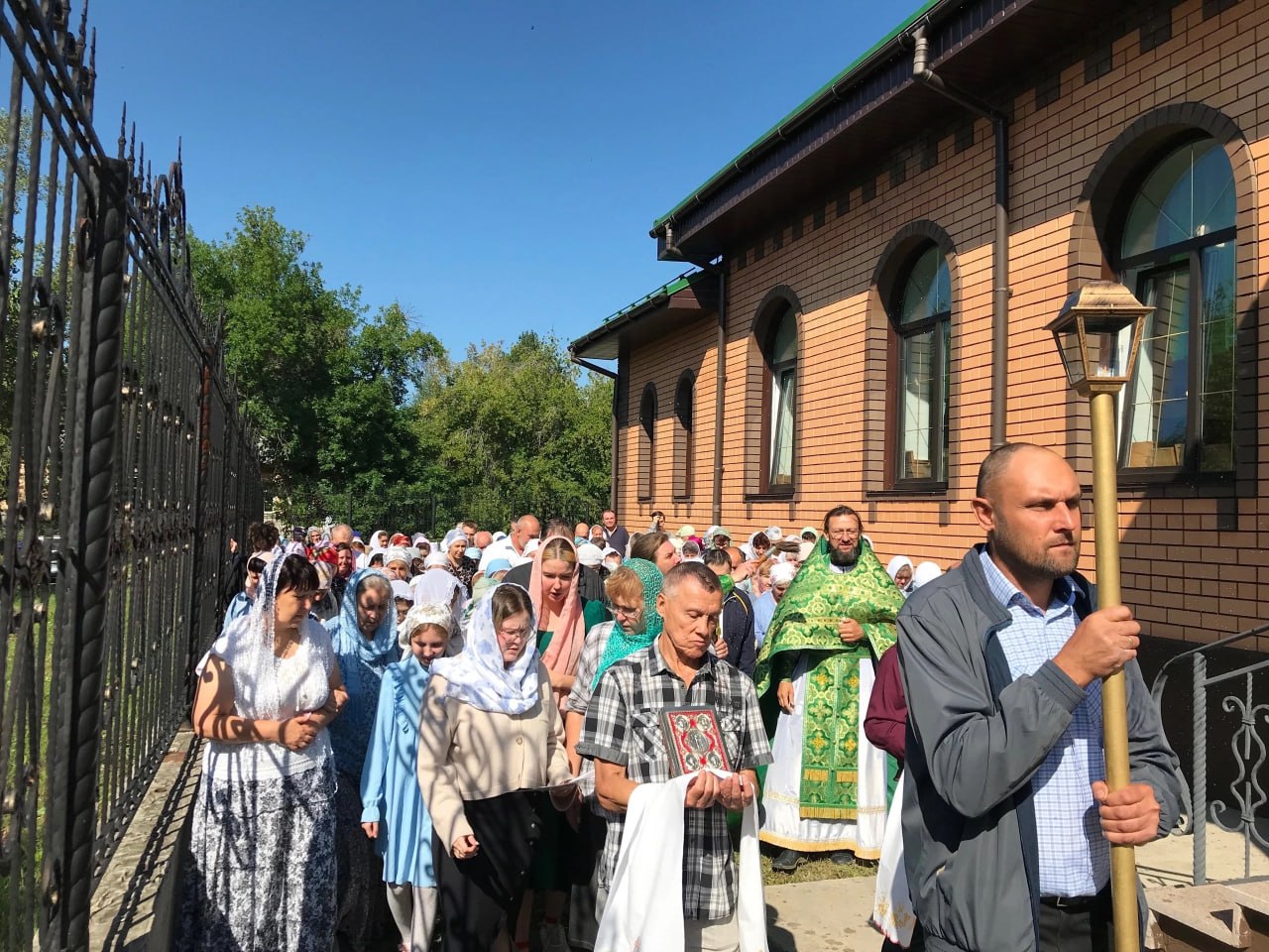 Храм в честь преподобного Серафима Саровского Копейска отметил престольный праздник  Праздничную Божественную литургию возглавил благочинный Копейско-Коркинского церковного округа иерей Николай Невзоров. Ему сослужил настоятель храма иерей Антоний Моргунов. В этот день храм был наполнен людьми. По завершении богослужения состоялся крестный ход.  В проповеди отец Николай сердечно поздравил настоятеля и прихожан храма с престольным праздником и провозгласил многолетие. Он также отметил, что важно помнить и следовать наставлению преподобного Серафима Саровского: «Стяжи дух мирен, и тогда тысячи вокруг тебя спасутся». «Только когда человек находится в мире с самим собой, он может отдавать и другим любовь, мир и духовную радость», – отметил отец Николай.  После Литургии праздник продолжился на территории храма, где было организовано угощение для прихожан.