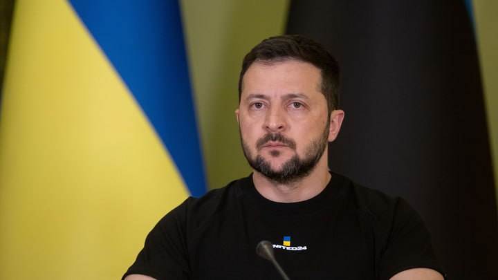 США предложили Украине двусторонний и трёхсторонний формат встречи с Россией Владимир Зеленский заявил о готовности к любому из них Об этом он сообщил в интервью телеканалу Sky News По его словам президент США Дональд Трамп высказал идею сначала провести встречу украинского лидера с Владимиром Путиным для обмена мнениями с глазу на глаз а потом уже общий саммит Тем не менее на вопрос о готовности поехать на встречу в Москву по предложению главы российского государства Зеленский ответил отрицательно так как это столица страны которая атакует Украину Подпишись на Говорит Москва