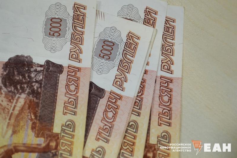 В Магнитогорске будут судить мошенников, похитивших миллионы у пенсионеров По версии следствия, двое жителей региона зарегистрировали ООО «Оздоровительный центр «Семья» и неправомерно получили информацию о пожилых людях, которые проживают в городе и состоят на медицинских учетах. После этого мошенники входили в доверие к пенсионерам и убеждали их оплатить курсы медицинских услуг, обещая исцеление от заболеваний. «Введенные в заблуждение пенсионеры приобретали за наличный расчет и в кредит медицинские услуги, однако обещанного излечения не получили, фактически гражданам оказывались косметические услуги в виде массажей и прогревания», — отметили в прокуратуре. За полтора года работы оздоровительного центра обвиняемым удалось выманить у 57 человек свыше 4,6 млн рублей. Мошенники признали свою вину и возместили ущерб в полном объеме.
