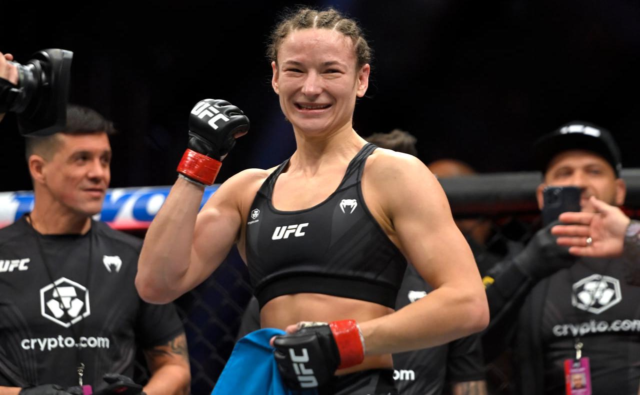 UFC дисквалифицировал украинку за употребление мельдония По решению независимого органа по борьбе с допингом в боевых видах спорта CSAD Марина Мороз была отстранена на один год В двух пробах Мороз взятых 25 июня и 16 июля был обнаружен запрещенный препарат мельдоний Украинка не была уведомлена о результате первого теста но оба случая были признаны единым нарушением Мороз согласилась на полное сотрудничество по делу поэтому получила один год дисквалификации вместо двух Препарат был выписан Мороз ее врачом по медицинским показаниям Но она не уведомила об этом соответствующие органы и не запросила разрешение на терапевтическое использование Более того она не сообщила врачу что является спортсменкой проходящей допинг контроль Getty Images Подписаться на РБК Спорт