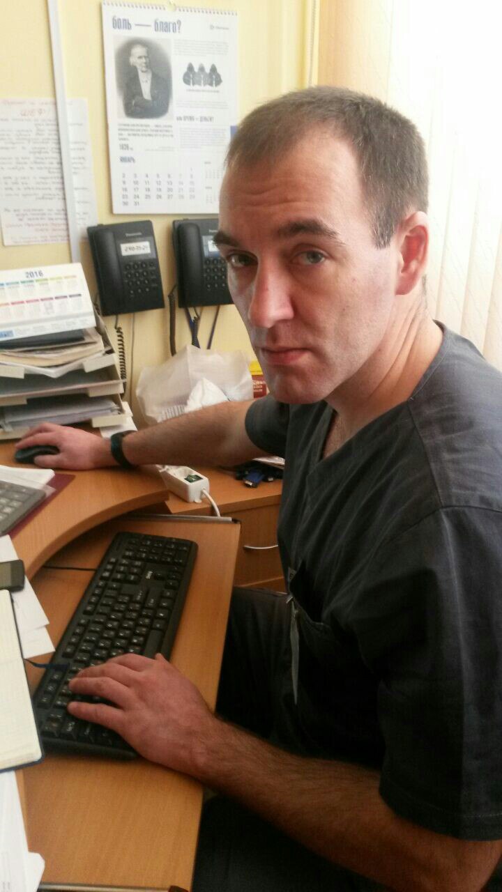 Под Екатеринбургом при загадочных обстоятельствах пропал врач 46 летнего Виталия Лазутина разыскивают в Березовском почти неделю Врач анестезиолог ОДКБ 1 загадочно пропал 16 августа когда вышел со своего дачного участка в микрорайоне Шиловка Особые приметы рост 176 сантиметров шрам на голове спортивное телосложение голубые глаза на груди татуировка A II Rh Дома врача ждут жена и четверо детей Если вам что то известно о местонахождении мужчины сообщите в полицию 7 999 368 03 42 UPD Информацию КП Екатеринбург подтвердил официальный представитель свердловского главка МВД Валерий Горелых На дачу мужчину уехал еще в июне текущего года Когда сыщики приехали проверить его дом дверь была закрыта Личный автомобиль стоял рядом также закрытый на замок Представители МВД применяли кинолога со служебной собакой породы немецкая овчарка по кличке Яграч Четвероногий помощник полиции довел оперативников до леса где прекратил работу возможно из за дождливой погоды В поисковых мероприятиях принимают участие не только сотрудники полиции но и родственники врача   Подпишись на КП Екатеринбург
