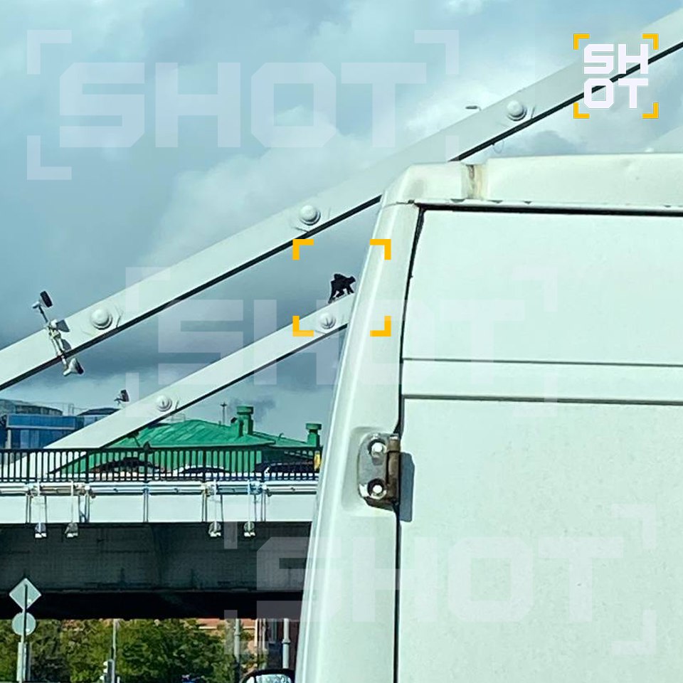 Мужчина прыгнул в воду с Крымского моста в Москве. По данным SHOT, перед этим он забрался на верхнюю опору и сиганул вниз. По словам очевидцев, он был пьян К счастью, в этот момент рядом проезжал катер спасателей, которые оперативно достали мужчину из воды. Он жив. В ближайшее время его передадут медикам.