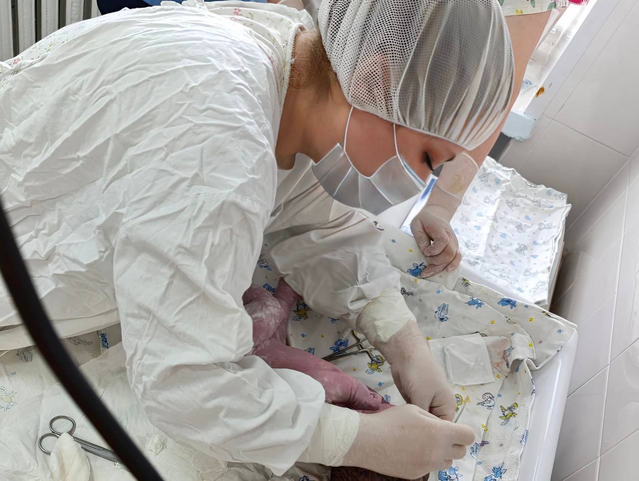 Жительница Гусиноозёрска лечила гигантскую миому, но внезапно родила девочку. История, действительно достойная экранизации. 43-летней пациентке когда-то уже диагностировали опухоль матки. В какой-то момент женщина решила, что наступила и менопауза. Вес увеличивался, но она решила подключать ЗОЖ. Лёгкие шевеления списывала на активный кишечник. К акушерке пошла, когда начались боли в животе. Та решила, что миома растёт слишком быстро, направила в стационар — там и разобрались, что имеют дело с будущей мамой. Через несколько часов на свет появилась здоровенькая, почти доношенная девочка весом в 2900 граммов. кто-то ещё не верит в чудеса? Babr Mash
