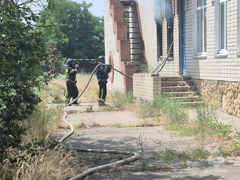 Спасатели МЧС ликвидировали пожар в Каховке Возгорание произошло в неэксплуатируемом административном здании. На месте происшествия работала дежурная смена 11 пожарно-спасательной части. "Информация о пострадавших не поступала", — сообщили в ГУ МЧС России по Херсонской области. ПОДПИСАТЬСЯ НА ТАВРИЮ