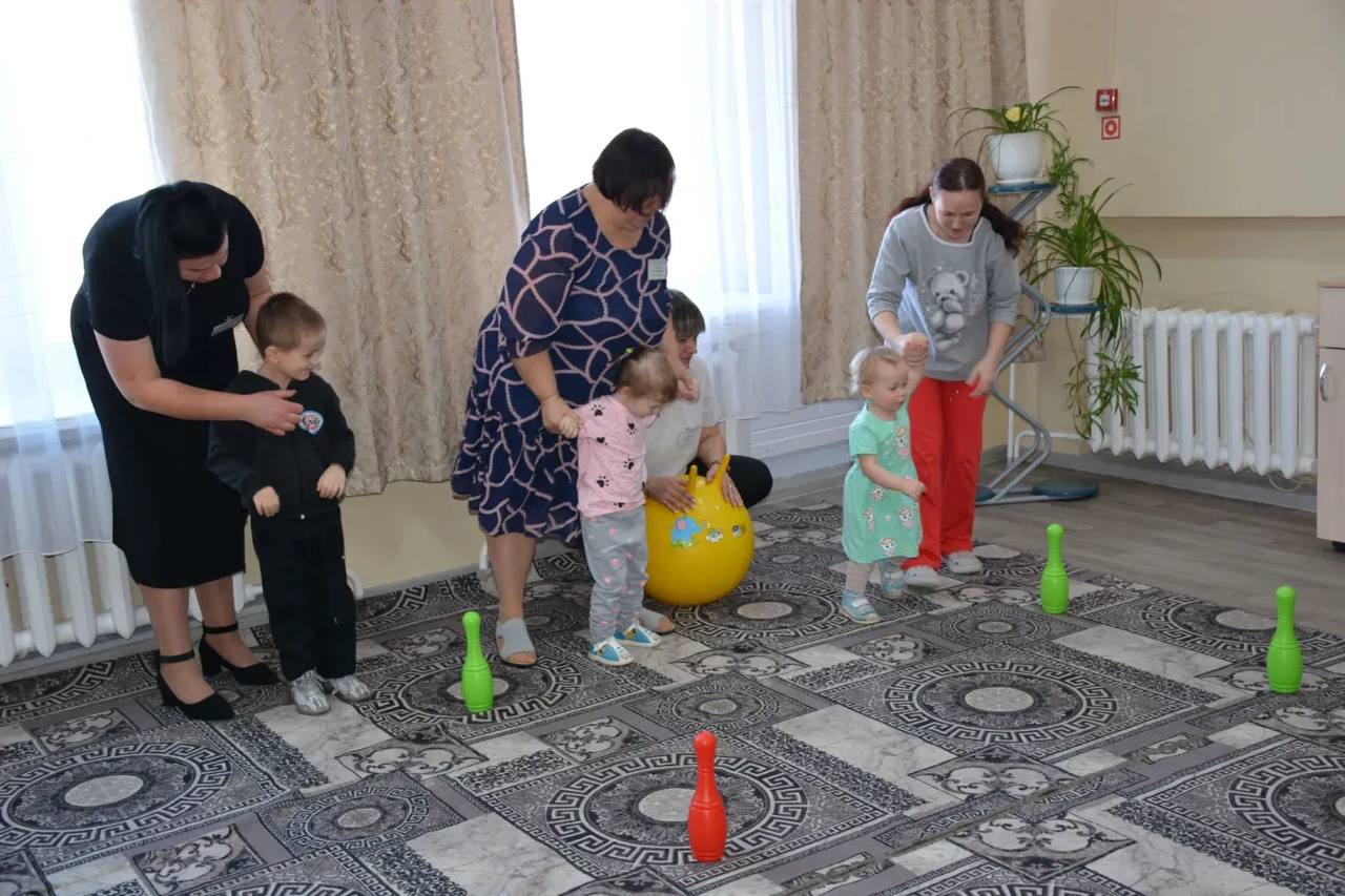 Кризисный центр для женщин с детьми открыли в Приамурье В регионе появилось место где мамы с детьми могут получить временное жилье и поддержку В Ивановском округе открылся первый в регионе кризисный центр для женщин с детьми оказавшихся в трудной жизненной ситуации Учреждение создано на базе бывшего детского дома в селе Семиозерка рассказали в пресс службе Министерства соцзащиты населения Амурской области Иногда возникают жизненные ситуации когда детям приходится разлучаться со своими близкими Чтобы этого не происходило у женщин с детьми должно быть такое место куда они могут обратиться за помощью в любой момент рассказала министр социальной защиты населения Амурской области Наталья Киселева Центр рассчитан на одновременное проживание девяти семей Уже сейчас там разместились четыре мамы с детьми Для каждой семьи предусмотрена отдельная комната со всеми необходимыми условиями Они могут находиться в учреждении до трех месяцев при необходимости срок может быть продлен Здесь женщины с детьми проходят социальную реабилитацию учатся выстраивать гармоничные семейные отношения в целом мобилизуют ресурсы для преодоления сложной ситуации С подопечными работает команда специалистов у каждого есть педагогическое профильное образование Главная задача центра не позволить разрушиться семье сделать все чтобы каждый ребенок жил со своей мамой и находился в безопасности рассказала руководитель Семиозерского кризисного центра для женщин с детьми находящихся в трудной жизненной ситуации Ольга Пащенко Фото пресс службы Министерства соцзащиты населения Амурской области ТЕЛЕПОРТ РФ здесь все об Амурской области  Мы в МАХ  Написать нам