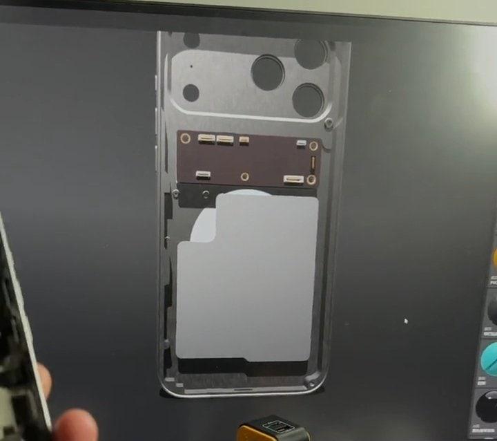 Это что-то новенькое: внутренности iPhone 17 Pro Max показали на фото вживую В сеть попали изображения предполагаемого каркаса iPhone 17 Pro Max, которые позволяют заглянуть внутрь устройства до его анонса. Изображения были опубликованы пользователем yeux1122 на корейской платформе Naver. На фотографии видно, что iPhone 17 Pro Max получит аккумулятор с металлическим покрытием, как это реализовано в iPhone 16 Pro. По всей видимости, будут доступны две версии аккумулятора: L-образный для моделей iPhone 17 Pro с физическим лотком для SIM-карты и прямоугольный — для iPhone 17 Pro только с eSIM. Металлический корпус позволит лучше рассеивать тепло, выделяемое аккумулятором. Также снимок в очередной раз подтверждает массивный блок камер из алюминия и вырез под MagSafe и порт для зарядки. Ожидается, что Apple анонсирует серию iPhone 17 в начале сентября.