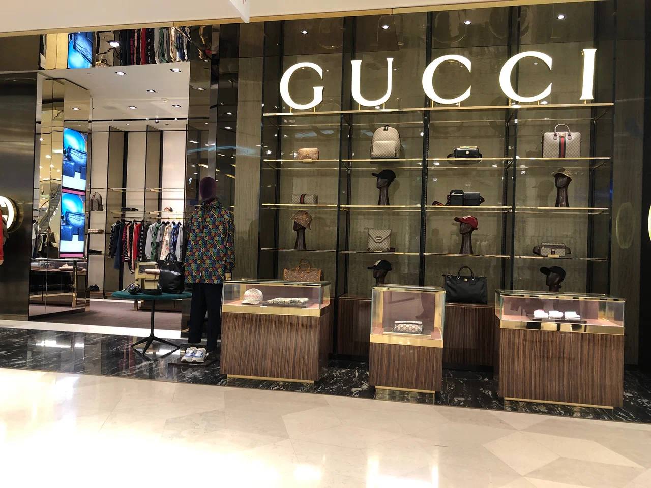 Еврокомиссия оштрафовала бренды Gucci Chloe и Loewe на десятки миллионов евро за нарушение антимонопольного законодательства ЕС Самый крупный штраф 119 7 млн получила Gucci У Chloe и Loewe 19 6 млн и 18 млн соответственно Расследование показало что компании ограничивали свободу ритейлеров запрещали онлайн продажи отдельных товаров и требовали придерживаться собственных цен и скидок