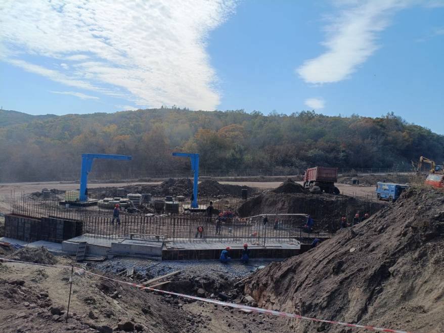 110 миллионов на пункт пропуска дело о крупном хищении ушло в суд Дальневосточная транспортная прокуратура передала в суд уголовное дело о хищении более 100 млн бюджетных рублей выделенных на строительство пункта пропуска Пограничный в Приморье Фигурант 58 летний москвич соучредитель компании Стройсоюз обвиняется в особо крупном мошенничестве и использовании поддельных платёжных документов По версии следствия в 2017 году он заключил госконтракт на строительство объекта получил аванс свыше 110 млн рублей но заранее знал что выполнить работы невозможно проектная документация была подготовлена подконтрольной ему же структурой и не соответствовала требованиям После получения денег соучастники отказались от контракта создав фиктивный документооборот а бухгалтер оформляла поддельные платежи чтобы создать видимость поставок и работ Средства обналичивались и распределялись между участниками Основной фигурант пойдёт под суд в Москве дело бухгалтера уже рассматривается а в отношении второго соучредителя расследование приостановлено он участвует в СВО РОЗЫГРЫШ СЕРТИФИКАТОВ Подписывайтесь на NEWSVL