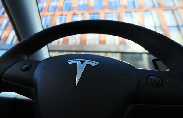 Госдеп США намерен потратить 400 млн долларов на покупку автомобилей Tesla  Согласно контракту между американскими властями и компанией Илона Маска, приобретение бронированных машин запланировано на 2025 год.  При этом в документе не указана конкретная модель, однако по оценкам The New York Times, наиболее подходящим транспортным средством может быть электрический Cybertruck с «кузовом из высокопрочной нержавеющей стали».  Газета отмечает, что покупка таких автомобилей может спровоцировать конфликт интересов — Илон Маск, возглавляющий Департамент по повышению эффективности правительства, выступает за сокращение «ненужных» госрасходов.    Подпишись на «Говорит Москва»