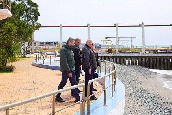 В Сочи прошел плановый мониторинг пляжей Хостинского района.     Заместитель главы города Евгений Горобец, в сопровождении специалистов, проводит еженедельные инспекции. На подведомственных участках ведутся ремонтные работы, восстанавливается форма береговой линии после зимы и расширяются благоустроенные зоны. С РЖД обсуждается создание проходов к морю под железнодорожными путями.  Регулярный мониторинг санитарно-эпидемиологической ситуации показал отсутствие следов нефтепродуктов, а лабораторные анализы морской воды соответствуют нормам. Контроль осуществляется на всех участках пляжной зоны, включая незакрепленные территории.    Сочи Официальный    Новости Сочи 24