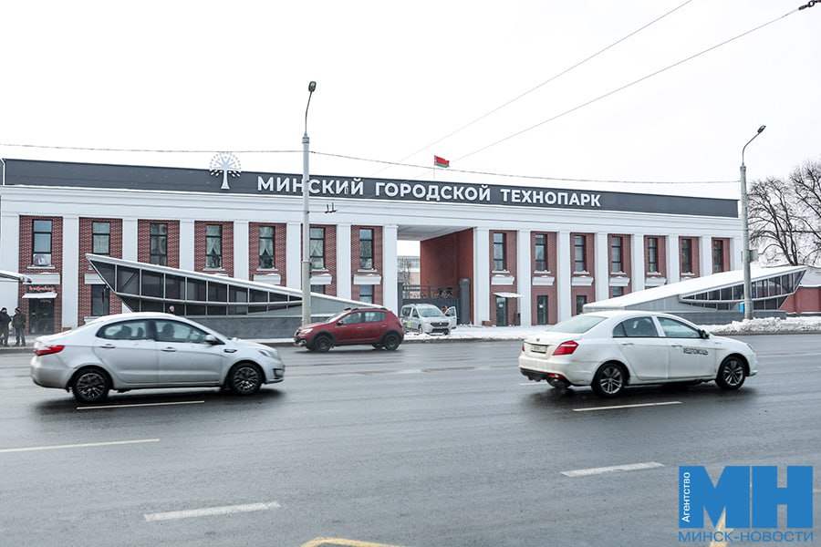 Площадка городского технопарка на Партизанском введена в строй досрочно Реализовать проект по реконструкции площадей изначально планировали до 2030 го Благодаря системной поддержке и управленческим решениям Мингорисполкома уже в декабре 2025 года строительно монтажные работы на площадке завершились все очереди и пусковые комплексы введены в строй в полном объеме Таким образом крупнейшая площадка МГТ на Партизанском проспекте заработала в полную силу Минск Новости MINSKNEWS BY Telegram Viber FB VK Inst TikTok YouTube